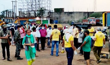 पंचायत एवं ग्रामीण विकास संस्थान निमोरा में संकाय सदस्य के रूप में कार्यरत रहीं मंजीत कौर बल बगैर मास्क के मजदूरों के बीच और टोकने वाला कोई नही।