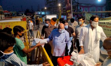 छत्तीसगढ़ न्यूरो साइंटिस्ट आर्गेनाइजेशन के चिकित्सकों ने अपनी सामाजिक व मानवीय दायित्व को भी नही भूला और विधायक विकास उपाध्याय की उपस्थिति में मजदूरों को खुद कपड़ा बांटा।