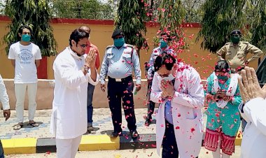 भगवान स्वरूप एम्स के चिकित्सकों पर जब फूल से वर्षा हुई तो नजारा देख कुछ पल के लिये मानो वक्त रुक सा गया हो...