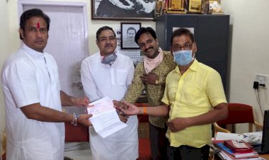 विधायक विकास उपाध्याय के माध्यम से छत्तीसगढ़ पान मसाला व्यापारी संघ गुढ़ियारी द्वारा आज 5,00,000/- रूपये मुख्यमंत्री सहायता कोष में सहयोग प्रदान दिया गया।