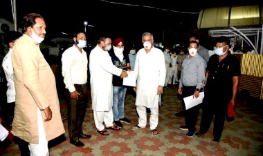 प्रदेश कांग्रेस अल्पसंख्यक विभाग द्वारा मुख्यमंत्री भूपेश बघेल के हाथ 1,11,111/- रुपये की सहायता राशि मुख्यमंत्री सहायता कोष में दी गई।