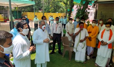 31 पंडितों के वेदमंत्र उच्चारण के जय घोष के साथ संख ध्वनि से मुख्यमंत्री निवास आज गूंज उठा