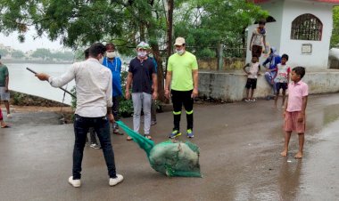 पश्चिम विधायक विकास उपाध्याय आज अपने विधानसभा में आवारा कुत्तों के पकड़ने का चलवाया अभियान