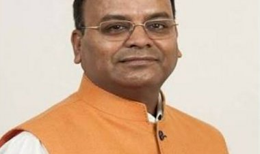 पूर्व मंत्री अजय चंद्राकर ने गोबर वाले मामले में विरोध करने वालों को आज ट्वीट कर कहा- मेरे लिखे लफ्ज़ ही बस पढ़ पाया वो, मुझे पढ़ पाए इतनी उसकी तालीम ही नहीं थी..