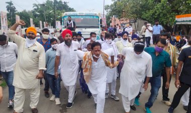 कांग्रेस विधायक विकास उपाध्याय तेल के बढ़ते दामों का विरोध करने ट्रक एसोसिएशन के साथ मिल कर सीधे भारी भरकम ट्रक को ही खींच सबको चौका दिया।
