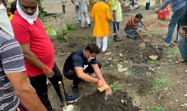 कांग्रेस विधायक ने जनता को खुद एहसास कराया। जिसे आप वोट देकर जिताये हो, उसे अपनी समस्या के समाधान के लिए जब चाहे बुला सकते हो। यही लोकतंत्र है....