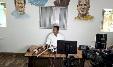 संसदीय सचिव के रूप में पहला पत्रकार वार्ता में विकास उपाध्याय आज राहूल गांधी को अध्यक्ष बनाये जाने की माँग को लेकर सार्वजनिक रूप से सामने आ गए हैं।