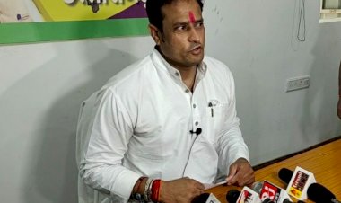 नरेंद्र मोदी कांग्रेस मुक्त भारत चाहते हैं, दरअसल ऐसा नहीं असल में वो गांधी परिवार से डर कर गांधी मुक्त कांग्रेस की बात करते हैं- विकास उपाध्याय