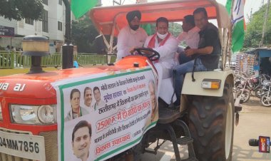 संसदीय सचिव विकास उपाध्याय नए अंदाज में आज विशेष सत्र में सम्मिलित होने ट्रैक्टर से पहुँचे विधानसभा