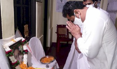 विधायक विकास उपाध्याय केरल में कन्नूर से दूर गाँव में पहुँच कांग्रेस प्रभारी महासचिव के.सी.वेणुगोपाल से मुलाकात कर उनकी माता को श्रद्धांजलि अर्पित किया। 