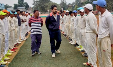 सुकमा में चल रहे क्रिकेट प्रशिक्षण की गूंज दिल्ली तक युवा कांग्रेस के राष्ट्रीय अध्यक्ष श्रीनिवास ने दुर्गेश राय को फोन कर इस पहल के लिए बधाई दी