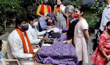 दीनदयाल वार्ड के पार्षद मधु चंद्रवंशी की अनुकरणीय पहल। वार्ड में जगह-जगह शिविर लगा कर बनवा रहे हैं लोगों के लिए आयुष्मान कार्ड, पल्लवी विहार कॉलोनी में आज शाम सैकड़ों को मिला इसका लाभ