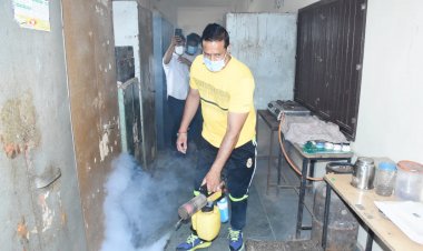 स्कूलों को सैनिटाइज करने जब विधायक विकास उपाध्याय खुद स्कूलों में उतरे और फॉगिंग मशीन की कमान संभाली...