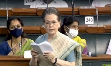 सोनिया गांधी ने मोदी द्वारा मनरेगा को लेकर उड़ाए मजाक पर आज तंज कसते हुए इस योजना के तारीफ में पुल बांधे