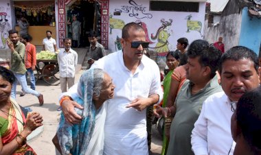 विधायक विकास उपाध्याय आज जनसंपर्क के बीच खुले पांव में देख एक बुजुर्ग महिला को अपने हांथों से जब चप्पल पहनाया...