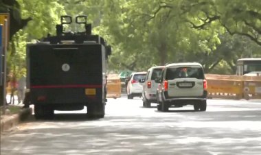 केसी वेणुगोपाल, विकास उपाध्याय सहित कई केंद्रीय नेता अब भी पुलिस हिरासत में। चितम्बरम की पसली टूटी...दिल्ली के अहम बैठक में सिंहदेव भी शामिल