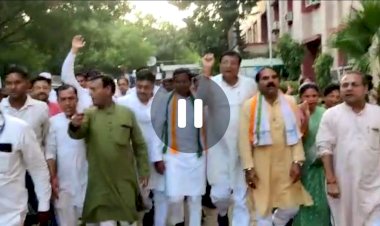 कांग्रेस अध्यक्ष मोहन मरकाम की दिल्ली पुलिस को सीधी चुनौती, थाने में ही रैली निकालकर धरना में बैठे