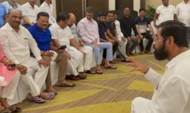 गुवाहाटी में शिवसेना के बाग़ी विधायकों ने सर्वसम्मति से एकनाथ शिंदे को अपना नेता चुन लिया है.
