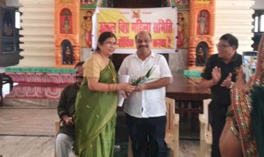 सामाजिक एकजुटता का मिशाल कायम करतीं उत्कल समाज की शिक्षित महिलाएं।समाज के दिग्गज पुरन्दर मिश्रा भी कार्यक्रम में हुए सम्मिलित...