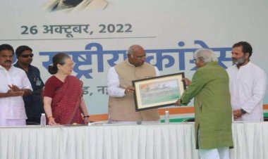खड़गे एक साधारण कार्यकर्ता के रूप में काम करते हुए अपनी मेहनत और समर्पण से इस ऊंचाई तक पहुंचे हैं- सोनिया गांधी