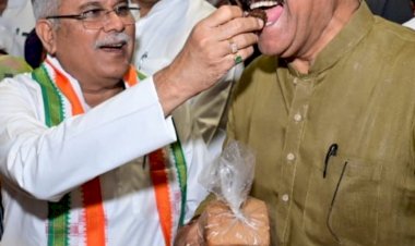 कांग्रेस के मजबूत नेता भूपेश बघेल का पार्टी के चर्चित चेहरा प्रमोद दुबे के साथ इस तस्वीर की केमेस्ट्री क्या कहती है...