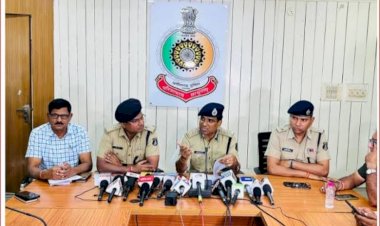 रायपुर पुलिस फ्लाइट की टिकट के सुराग से पहुंच गई हत्यारे तक।रायपुर पुलिस का नाम भी अब देश के सशक्त टीम की श्रेणी में...