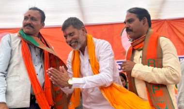 डॉ.चौलेश्वर ने भाजपा में आते की दिखाई अपनी ताकत..।भाजपा अध्यक्ष के समक्ष ‘जैजैपुर' विधानसभा  के हजारों कांग्रेसियों के हाथों थमाया कमल का फूल...
