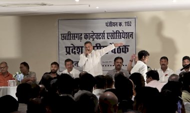प्रदेश भर से जुटे छत्तीसगढ़ कॉन्ट्रेक्टर एसोसिएशन की प्रदेश स्तरीय बैठक में ठेकेदारों का गुस्सा ENC पर फूटा...प्रदेश अध्यक्ष बीरेश शुक्ला ठेकेदारों को संभालते नजर आए।