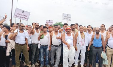 भुगतान नहीं मिलने से ठेकेदारों का अर्धनग्न प्रदर्शन, सरकार पर बढ़ा दबाव