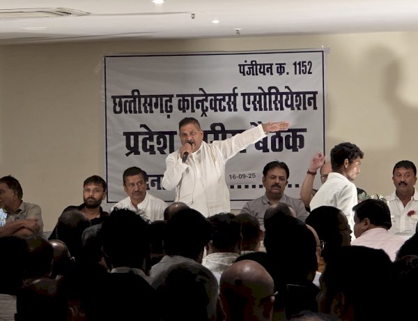 प्रदेश भर से जुटे छत्तीसगढ़ कॉन्ट्रेक्टर एसोसिएशन की प्रदेश स्तरीय बैठक में ठेकेदारों का गुस्सा ENC पर फूटा...प्रदेश अध्यक्ष बीरेश शुक्ला ठेकेदारों को संभालते नजर आए।