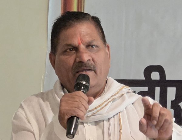 डामर-टाइल्स की किल्लत ने रोकी रफ्तार: क्या ठेकेदारों को घाटे में काम करने पर मजबूर कर रही सरकार?