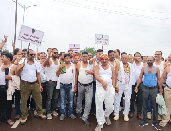 भुगतान नहीं मिलने से ठेकेदारों का अर्धनग्न प्रदर्शन, सरकार पर बढ़ा दबाव
