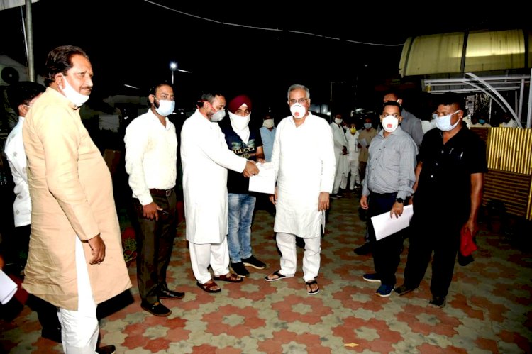 प्रदेश कांग्रेस अल्पसंख्यक विभाग द्वारा मुख्यमंत्री भूपेश बघेल के हाथ 1,11,111/- रुपये की सहायता राशि मुख्यमंत्री सहायता कोष में दी गई।