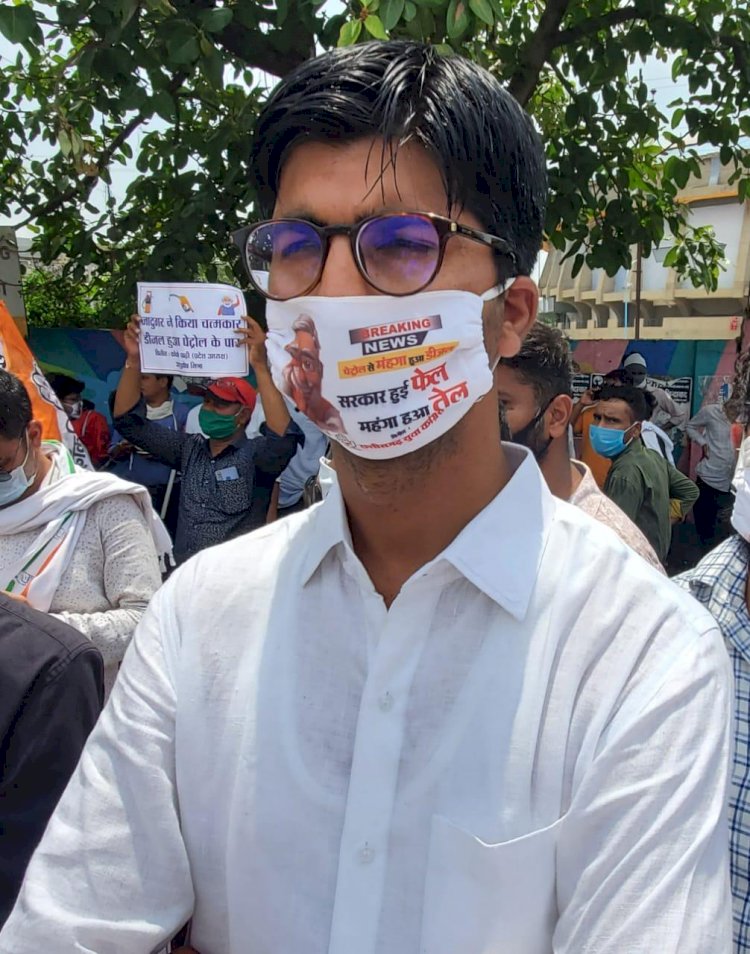 छग युवा कांग्रेस का राजधानी रायपुर में डीज़ल-पेट्रोल के बढ़ती कीमतों को लेकर भारी विरोध वाहनों पर लगाया 
