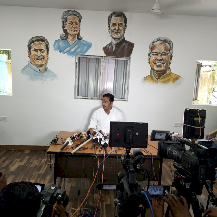 संसदीय सचिव के रूप में पहला पत्रकार वार्ता में विकास उपाध्याय आज राहूल गांधी को अध्यक्ष बनाये जाने की माँग को लेकर सार्वजनिक रूप से सामने आ गए हैं।