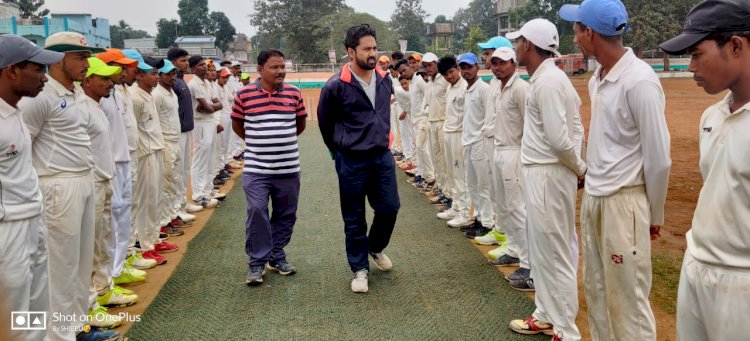 सुकमा में चल रहे क्रिकेट प्रशिक्षण की गूंज दिल्ली तक युवा कांग्रेस के राष्ट्रीय अध्यक्ष श्रीनिवास ने दुर्गेश राय को फोन कर इस पहल के लिए बधाई दी