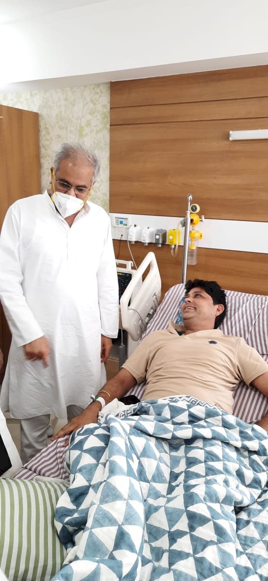 अस्पताल में भर्ती कांग्रेस नेता सूर्यकांत तिवारी को देखने मुख्यमंत्री भूपेश बघेल अस्पताल  पहुँचे