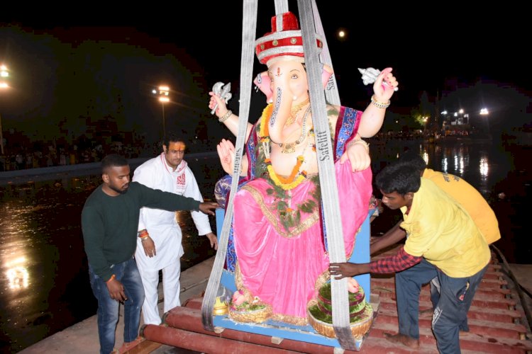 विधायक विकास उपाध्याय महादेव घाट पर भगवान श्री गणेश जी के प्रतिमाओं का स्वयं अपने हाथों से विसर्जन कर रहे हैं। लोगों ने कहा सच्ची भक्ति यही है।