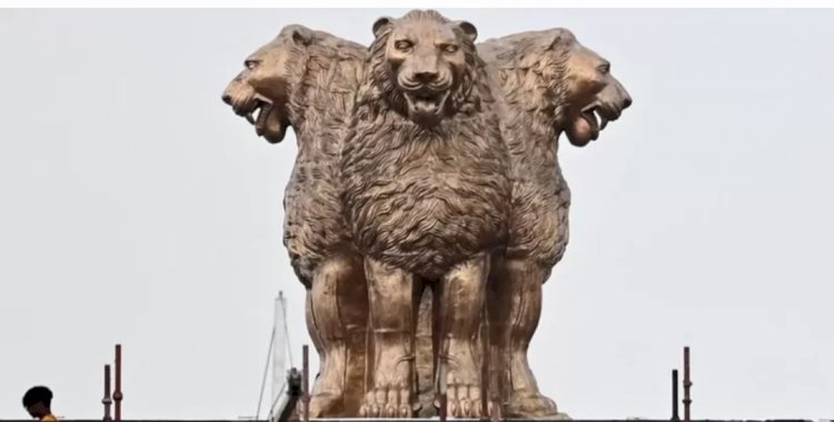 राष्ट्रीय चिह्न के शेर का नया स्वरूप:मूल राष्ट्रीय चिह्न महात्मा गांधी के साथ खड़ा है तो नया वर्जन महात्मा गांधी के हत्यारे नाथूराम गोडसे को दर्शाता है-प्रशांत भूषण