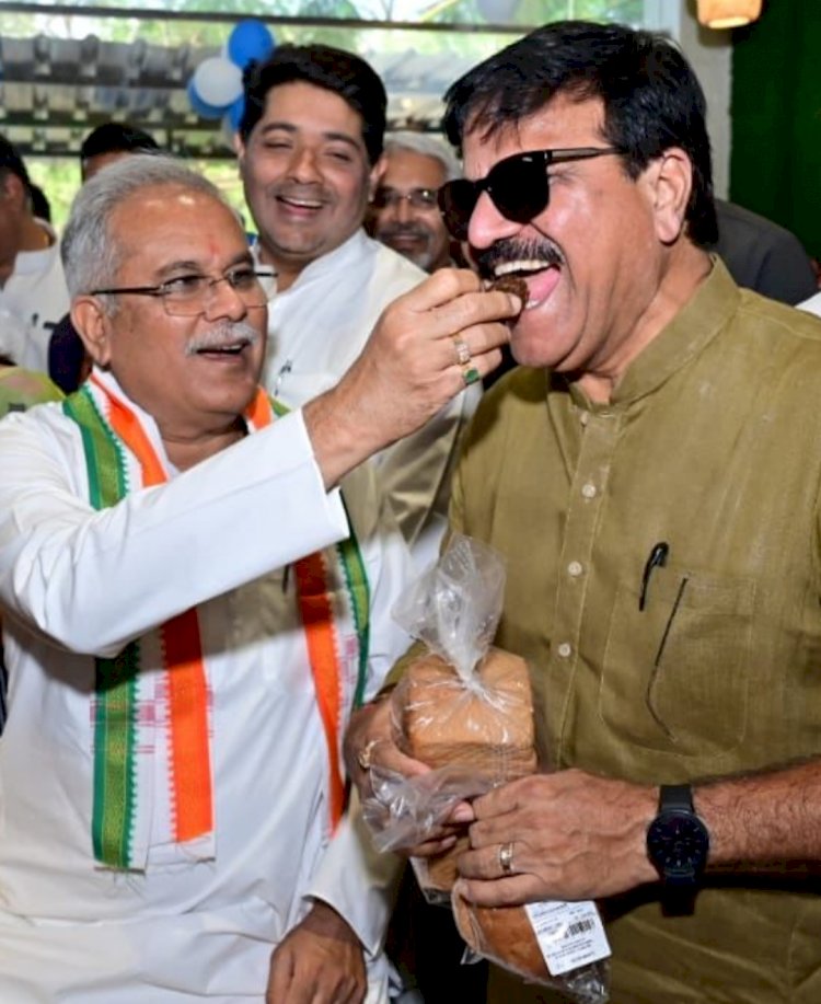 कांग्रेस के मजबूत नेता भूपेश बघेल का पार्टी के चर्चित चेहरा प्रमोद दुबे के साथ इस तस्वीर की केमेस्ट्री क्या कहती है...