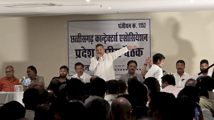 प्रदेश भर से जुटे छत्तीसगढ़ कॉन्ट्रेक्टर एसोसिएशन की प्रदेश स्तरीय बैठक में ठेकेदारों का गुस्सा ENC पर फूटा...प्रदेश अध्यक्ष बीरेश शुक्ला ठेकेदारों को संभालते नजर आए।