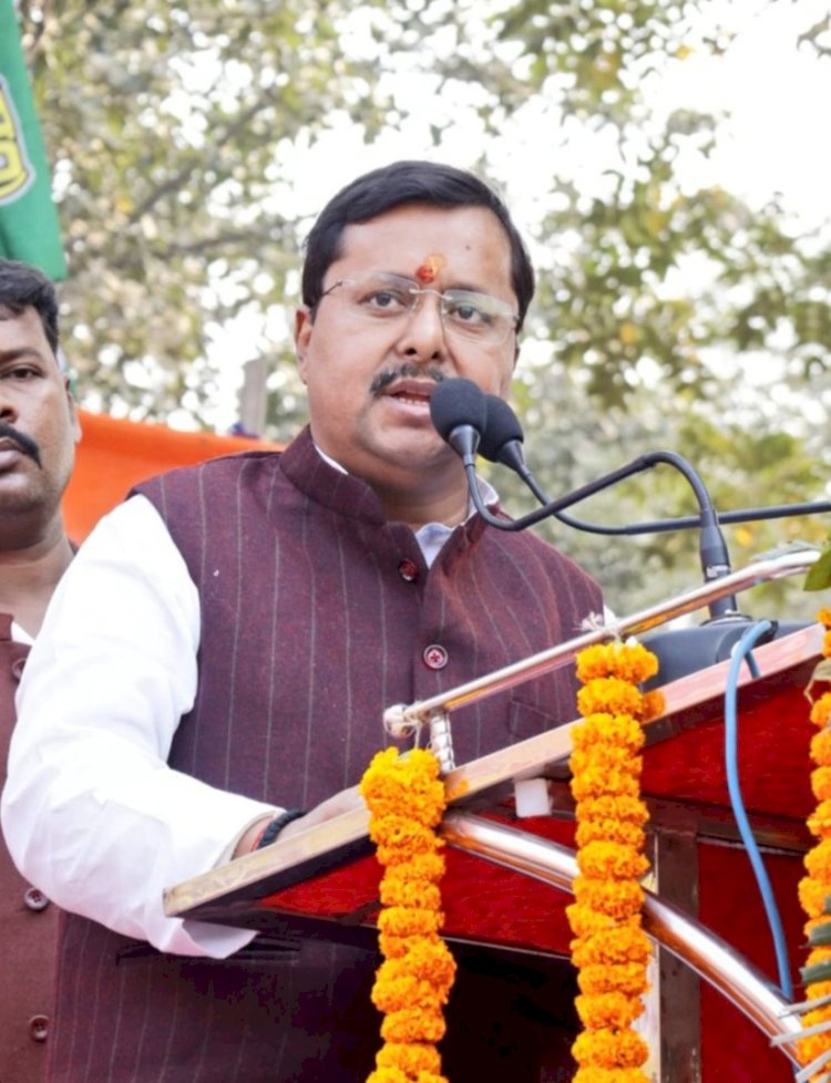 नरेंद्र मोदी की राष्ट्रीय राजनीति में  कोई चर्चा नहीं थी,तब से नितिन नबीन का मोदी की तरफ झुकाव रहा और आज उसी का नतीजा है कि वे संगठन के शीर्ष पद पर नवाजे गए।