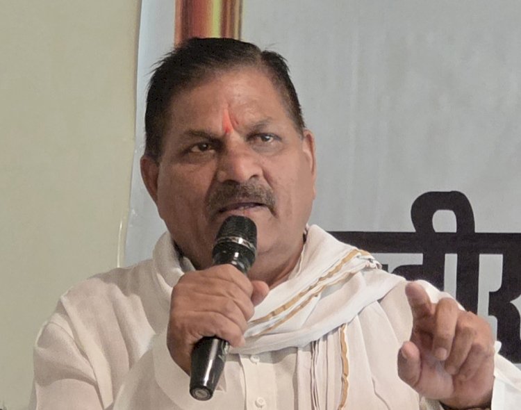 डामर-टाइल्स की किल्लत ने रोकी रफ्तार: क्या ठेकेदारों को घाटे में काम करने पर मजबूर कर रही सरकार?