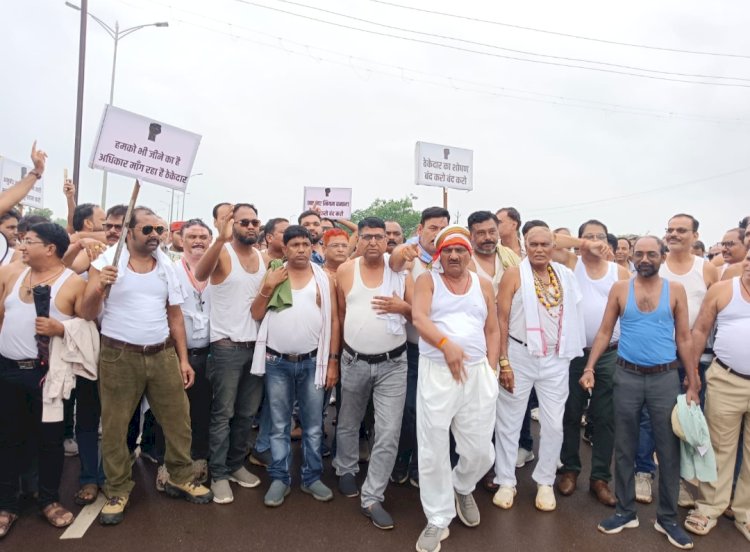 भुगतान नहीं मिलने से ठेकेदारों का अर्धनग्न प्रदर्शन, सरकार पर बढ़ा दबाव